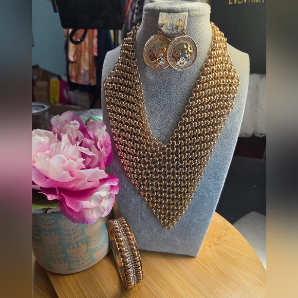 Jewelry - Gold Jewelry Set in V-Shape with Multiple Connected Layers